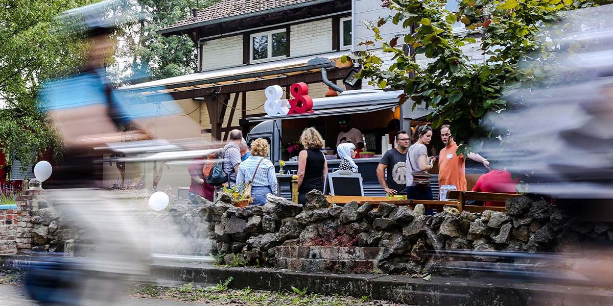 Die Nordbahntrasse war bei bestem Wetter stark besucht. Am Food Truck 'EAT & GREET' konnten Radfahrer eine Pause einlegen