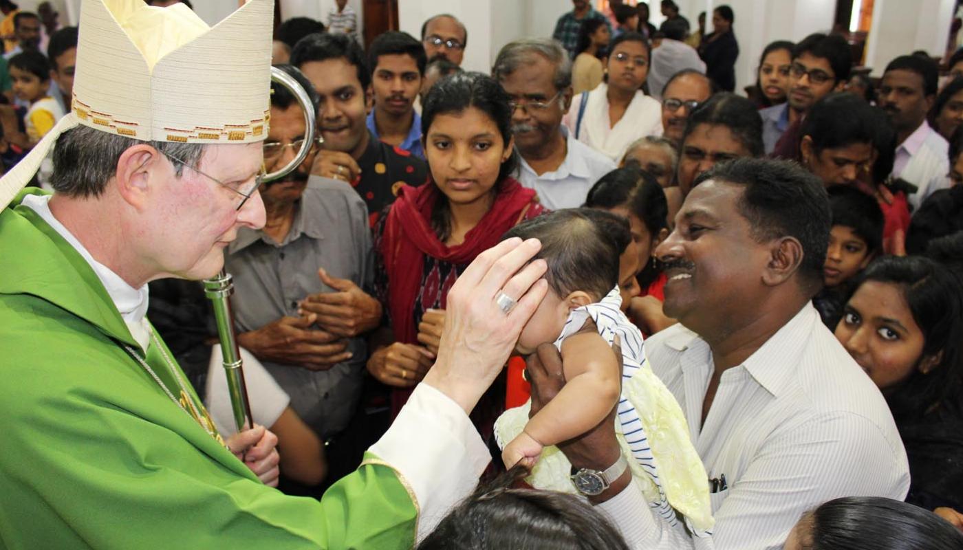 Nach der Messe in der Kathedrale St. Joseph von Trivandrum segnet Kardinal Woelki Gläubige.