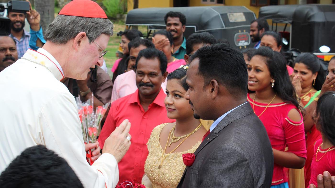 Spontane Begegnung: Kardinal Woelki trifft ein Brautpaar und segnet sie auf der Straße.