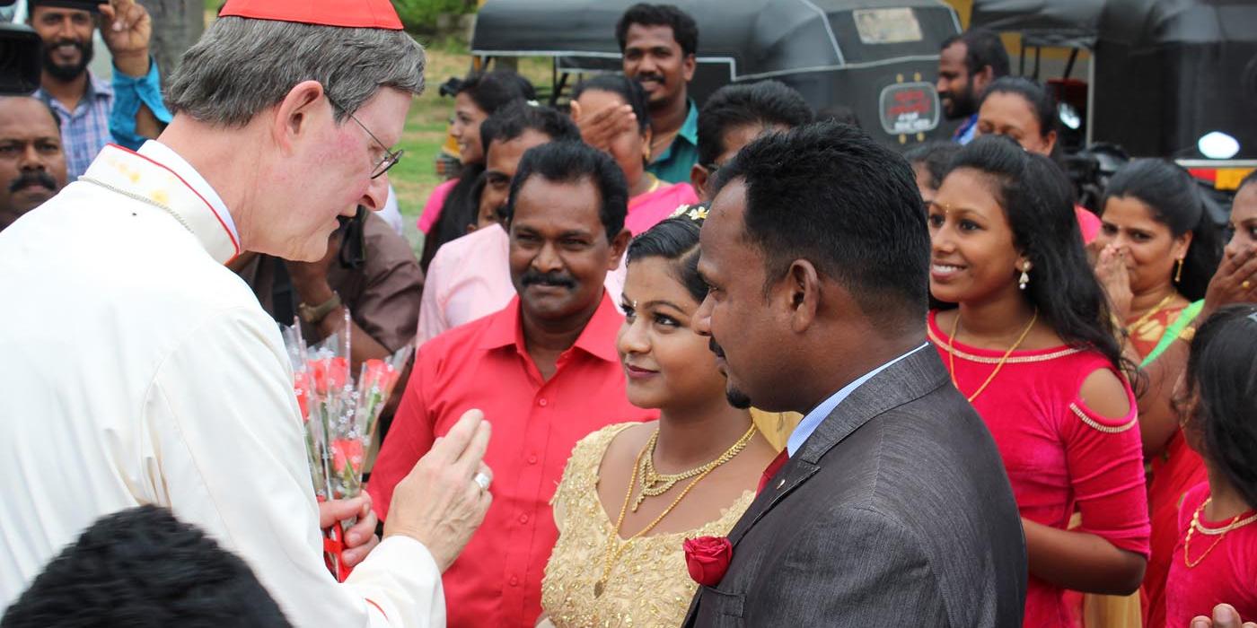 Spontane Begegnung: Kardinal Woelki trifft ein Brautpaar und segnet sie auf der Straße.