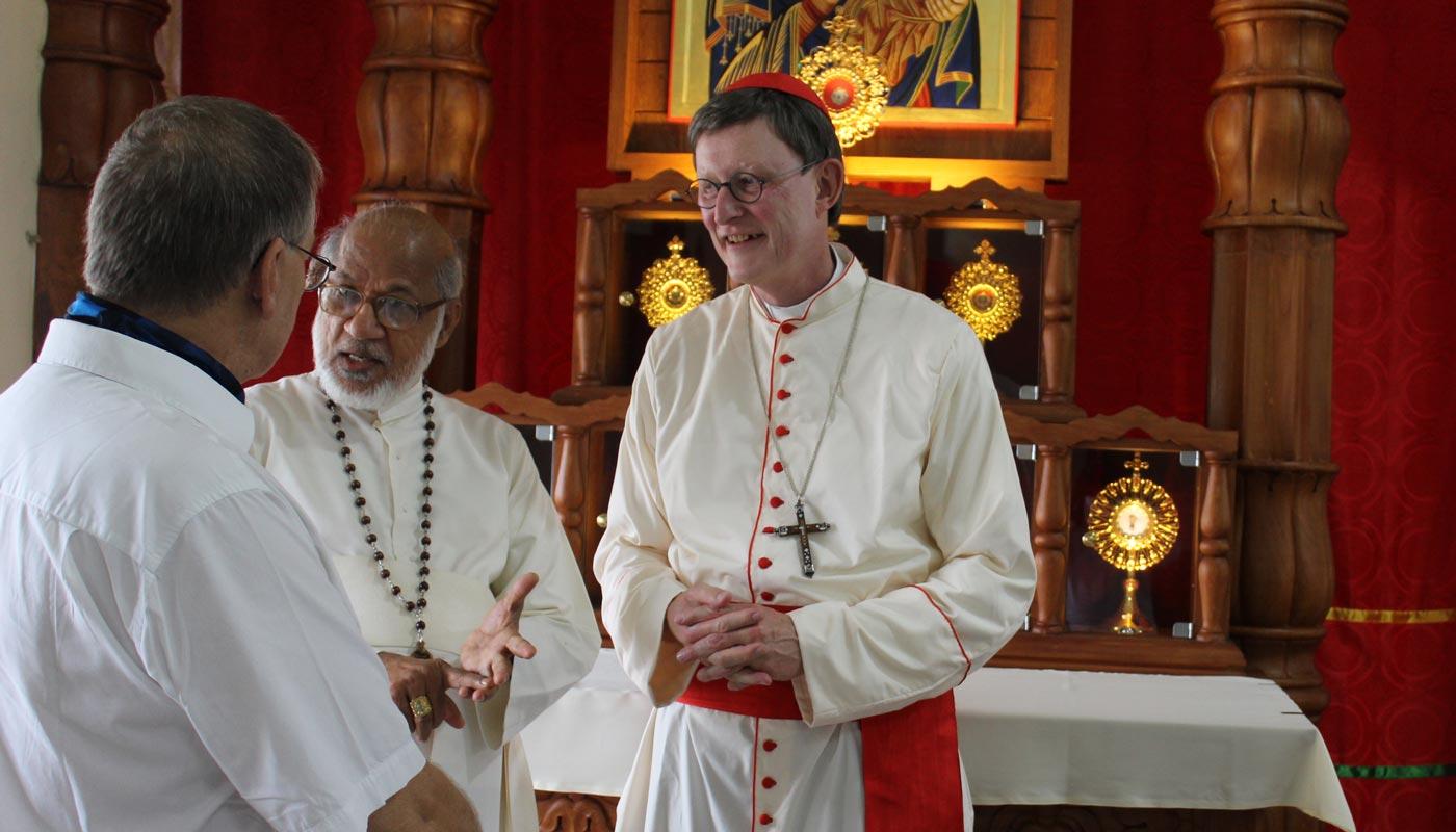 17. Juli: Zu Besuch in Angamaly: Großerzbischof der Syro-Malabaren George Alencherry in Ernakulam erklärt den Besuchern aus dem Erzbistum Köln Hintergründe zum Reliquienaltar in der Basilika und Kirche St. Hormis.