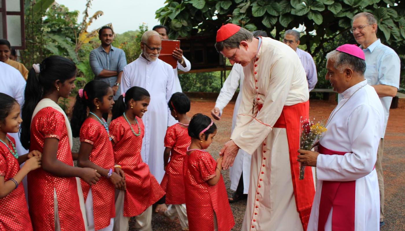 In Kannur werden Kardinal Woelki und Bischof Alex vor von Kindern begrüßt.