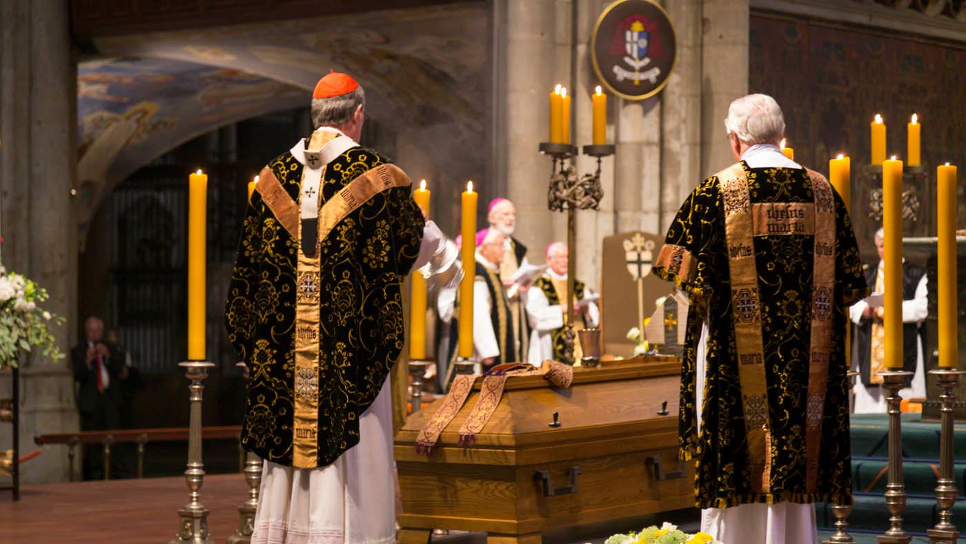 Kardinal Woelki inzensiert zum Beginn des Pontifikalrequiems den Leichnam Melzers im aufgebahrten Sarg.