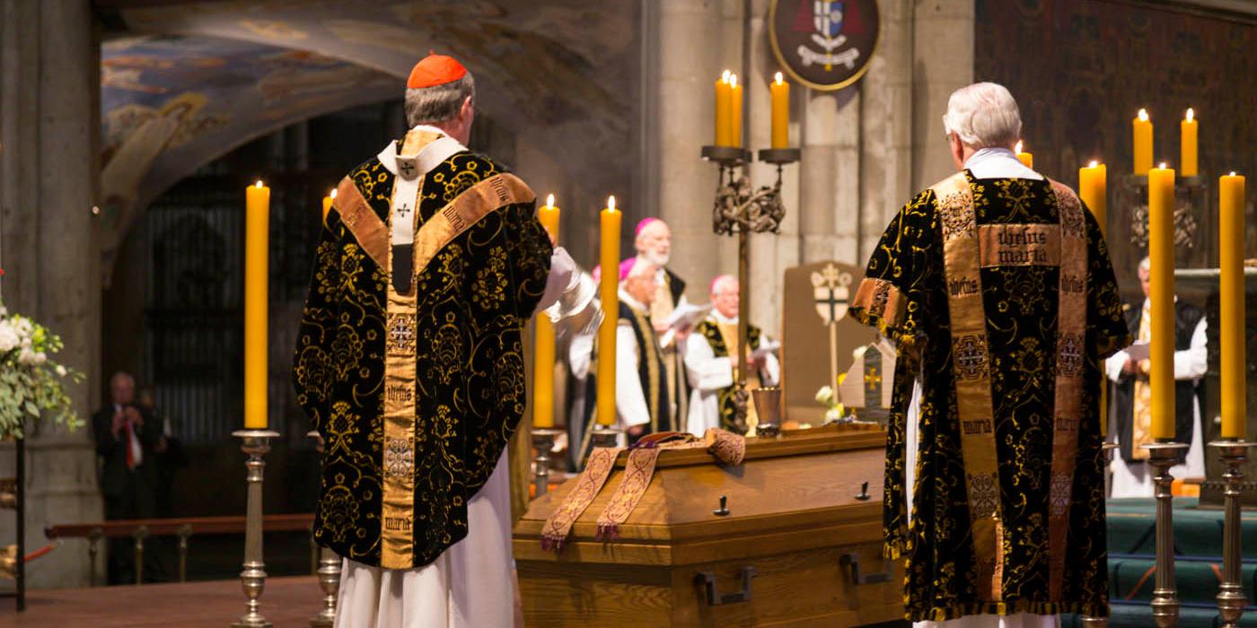 Kardinal Woelki inzensiert zum Beginn des Pontifikalrequiems den Leichnam Melzers im aufgebahrten Sarg.