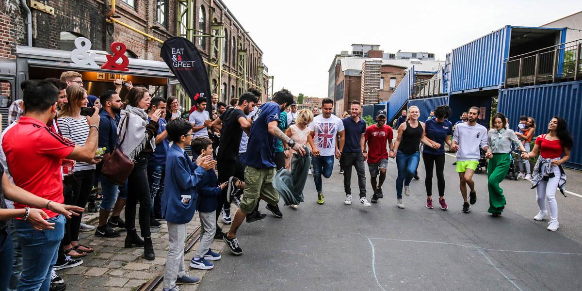 Die Theatergruppe 'Ostbrise' und die International Breakdancer sorgten mit Tanzeinlagen beim Sommerfest vor dem Stuntwerk für gute Laune.