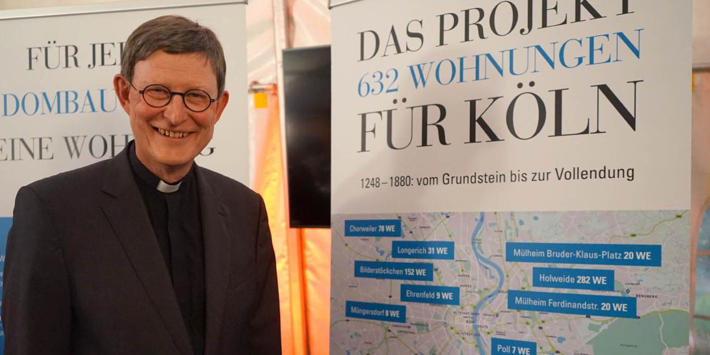 Kardinal Woelki vor dem Plan des neuen Bauprojekts : Das Erzbistum Köln baut 632 neue Wohnungen für Köln
