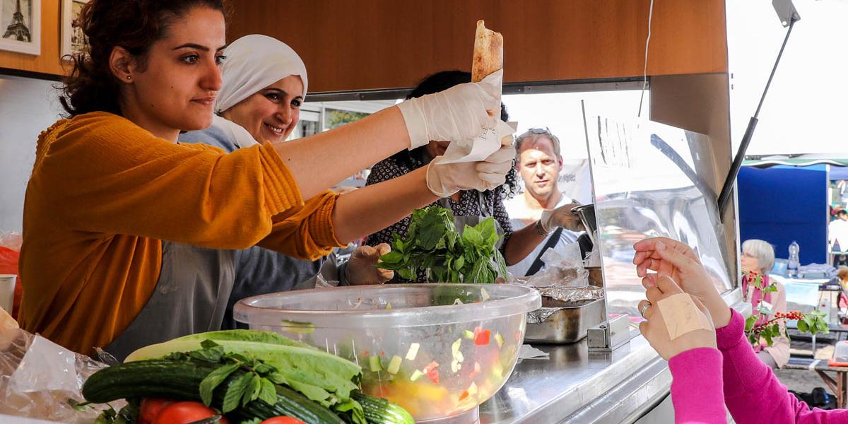 Eine Falafel wird ausgegeben.