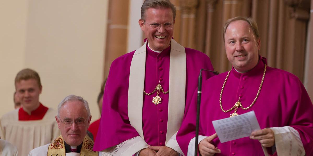 Stadtdechant Robert Kleine (r.) führt Dr. Dominik Meiering als leitenden Pfarrer ein.