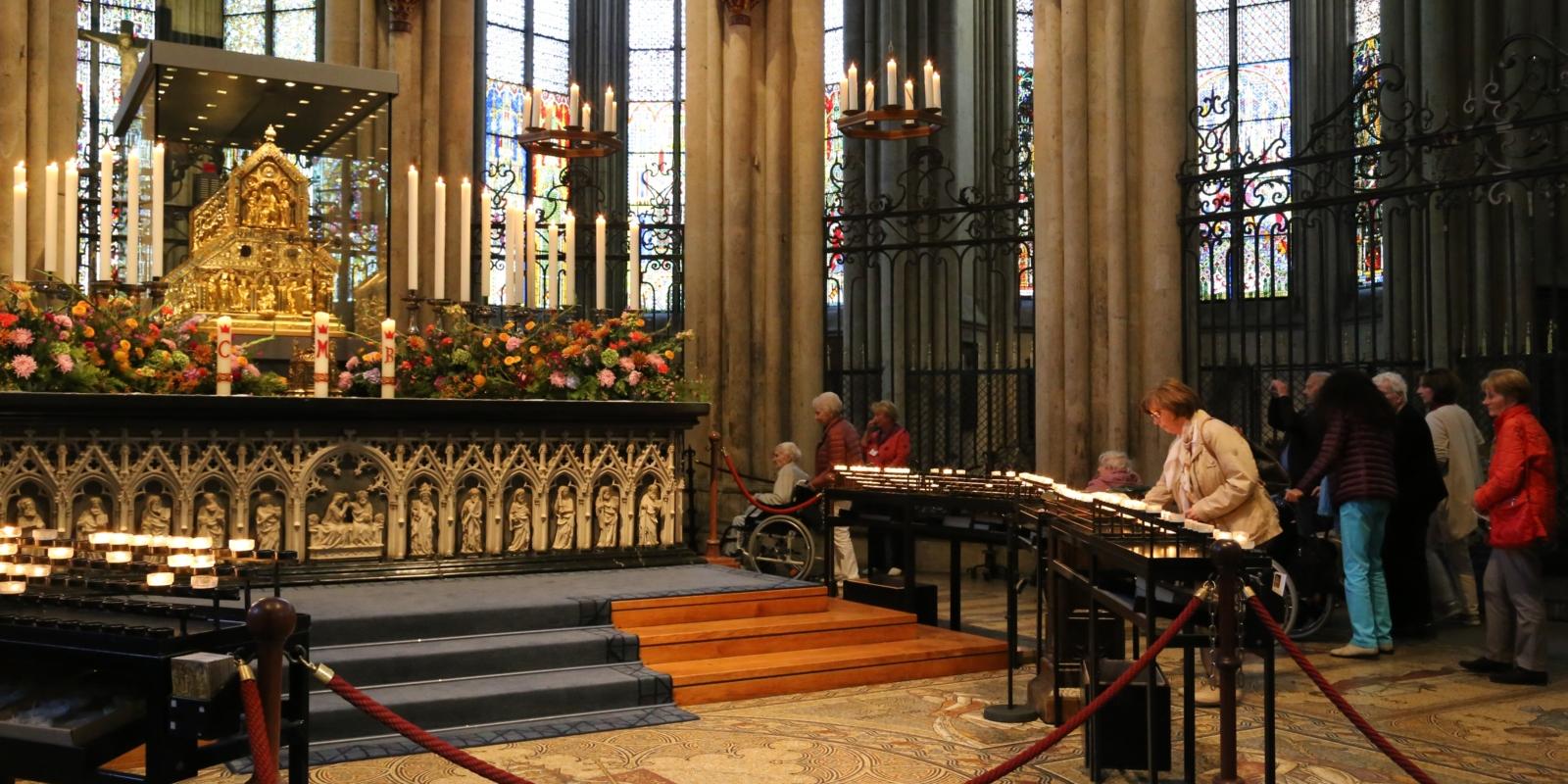 Im Anschluss an den kurzen Wortgottesdienst durften alle Pilger unter dem Schrein der Heiligen Dreikönige durchgehen.