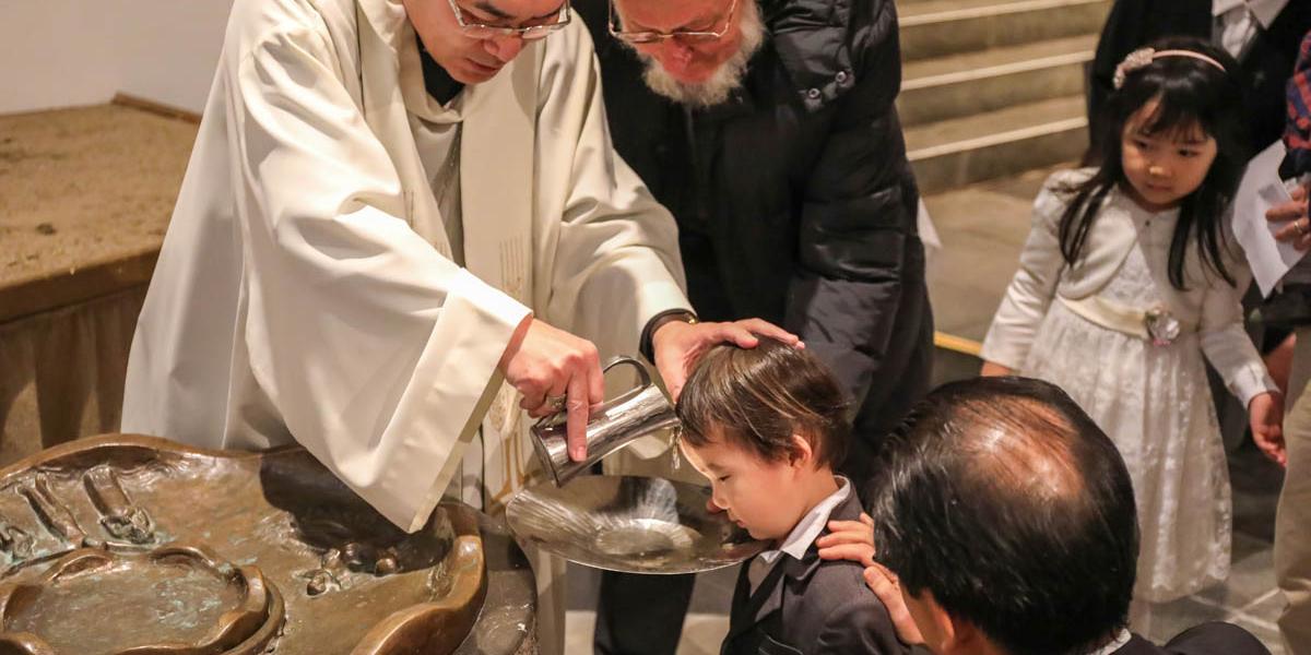 Erzbischof Kikuchi tauft den dreijährigen Akihito auf den Taufnamen Franzisko Xaver.