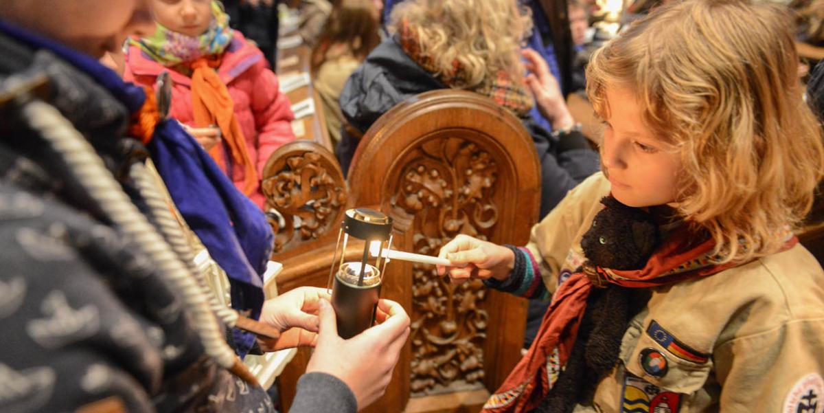 Das Friedenslicht aus Bethlehem  wurde von Pfadfinderinnen und Pfadfindern im Kölner Dom weitergegeben.