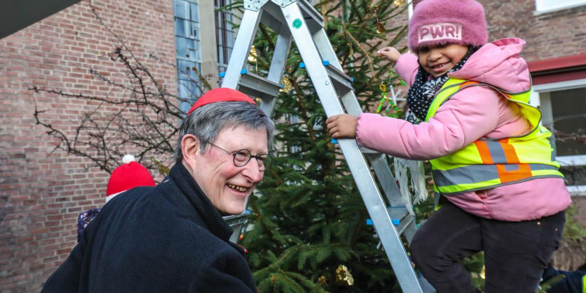 Kinder der KGS Trierer Straße haben am 18. Dezmber 2018 die Weihnachtsbäume am Erzbischöflichen Haus geschmückt.