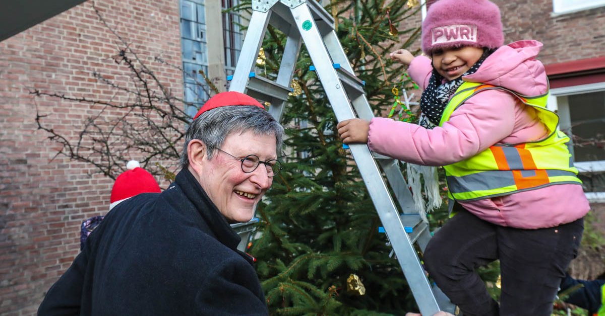 Mutige Kinder Schmucken Weihnachtsbaum Von Kardinal Woelki