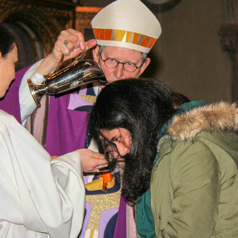 Mania wurde während der Festmesse von Erzbischof Rainer Maria Kardinal Woelki getauft. Die Schülerin aus dem Iran besucht seit 2015 die Liebfrauenschule in Bonn.