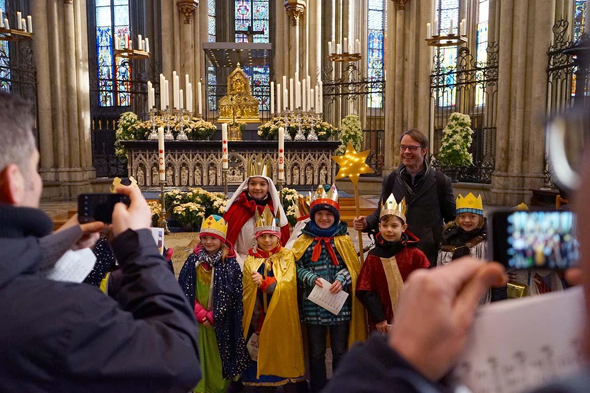 Nach der Aussendungsfeier durften die kleinen Könige noch an ihren großen Vorbildern, den Heiligen Drei Königen in ihrem Schrein vorbeipilgern, wobei hier und da auch ein schnelles Erinnerungsfoto gemacht wurde.