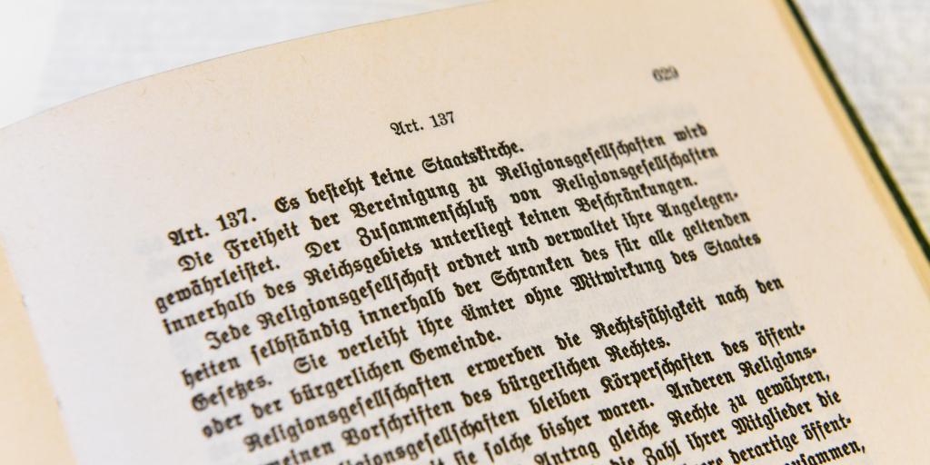 Artikel 137 der Weimarer Reichsverfassung, der in Deutschland bis heute das Verhältnis von Staat und Kirche regelt