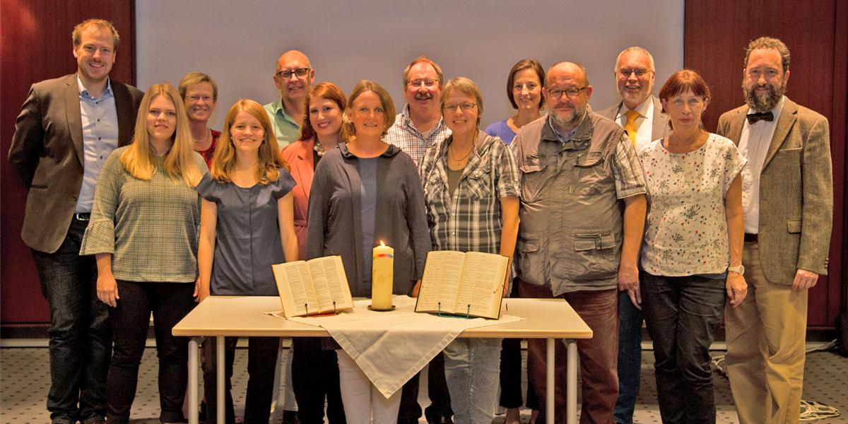 Absolventen des Grundkurses Interreligiöse Kompetenz 2018. V.l.: Thomas Frings, Tanja Katharina Thiele, Cornelia Sauerborn-Meiwes, Ingalisa Spieß, Rainer Sartoris, Lütfiye Ergün, Kerstin Heimerzheim, Thomas Klix, Martina Kissel-Staude, Susanne Lynen, Michael Staude, Clemens Weißenberger, Ute Gau, Prof. Dr. Patrik Höring