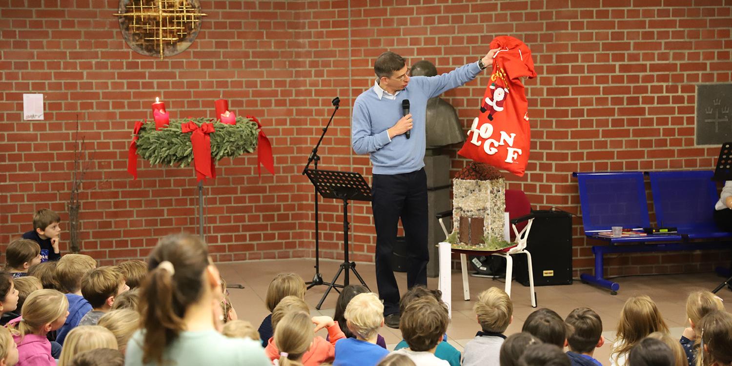 nadim ammann besucht die schülerinnen und schüler der kölner domsingschule
