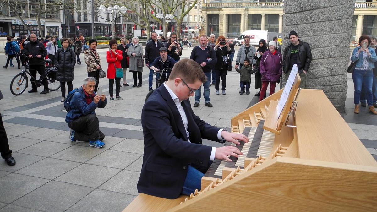 Zur Generalprobe spielte Kilian Homburg ein kurzes Orgelkonert auf der Kölner Domplatte.