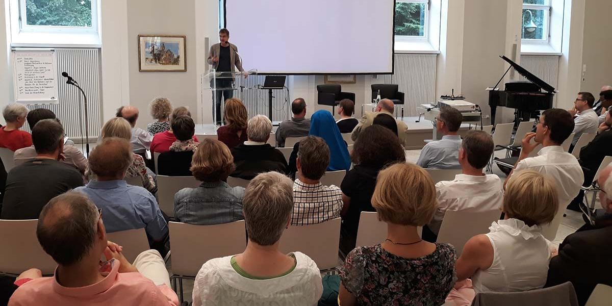 Nach dem Grußwort des Generalvikars ging es um Wege in einer nervösen Welt
