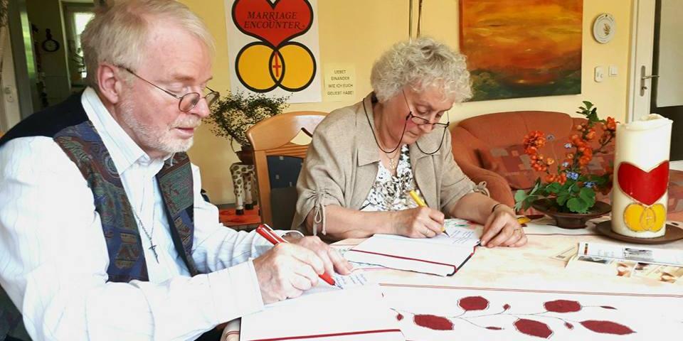 Einen Tag lang begleitete das Social Media-Team die Gemeinschaft Marriage Encounter. Auf dem Bild schreiben Waltraud und Wilfried Koch einen Liebesbrief - ein wichtiges Element in der Beziehungsarbeit.