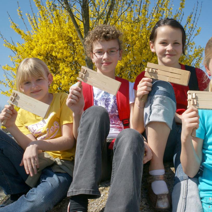 An den Kartagen fliegen die Glocken nach Rom, Kinder ersetzen das Glockengeläut dann mit Ratschen und Klappern