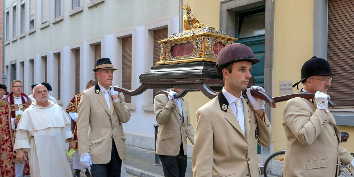 Mitglieder des St. Sebastianus Schützenvereins von 1316 tragen den Apollinaris-Schrein während der Reliquien-Prozession durch die Straßen der Altstadt.