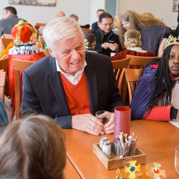 FC-Präsident Werner Spinner lädt die Sternsinger zu einer Limonade ein.