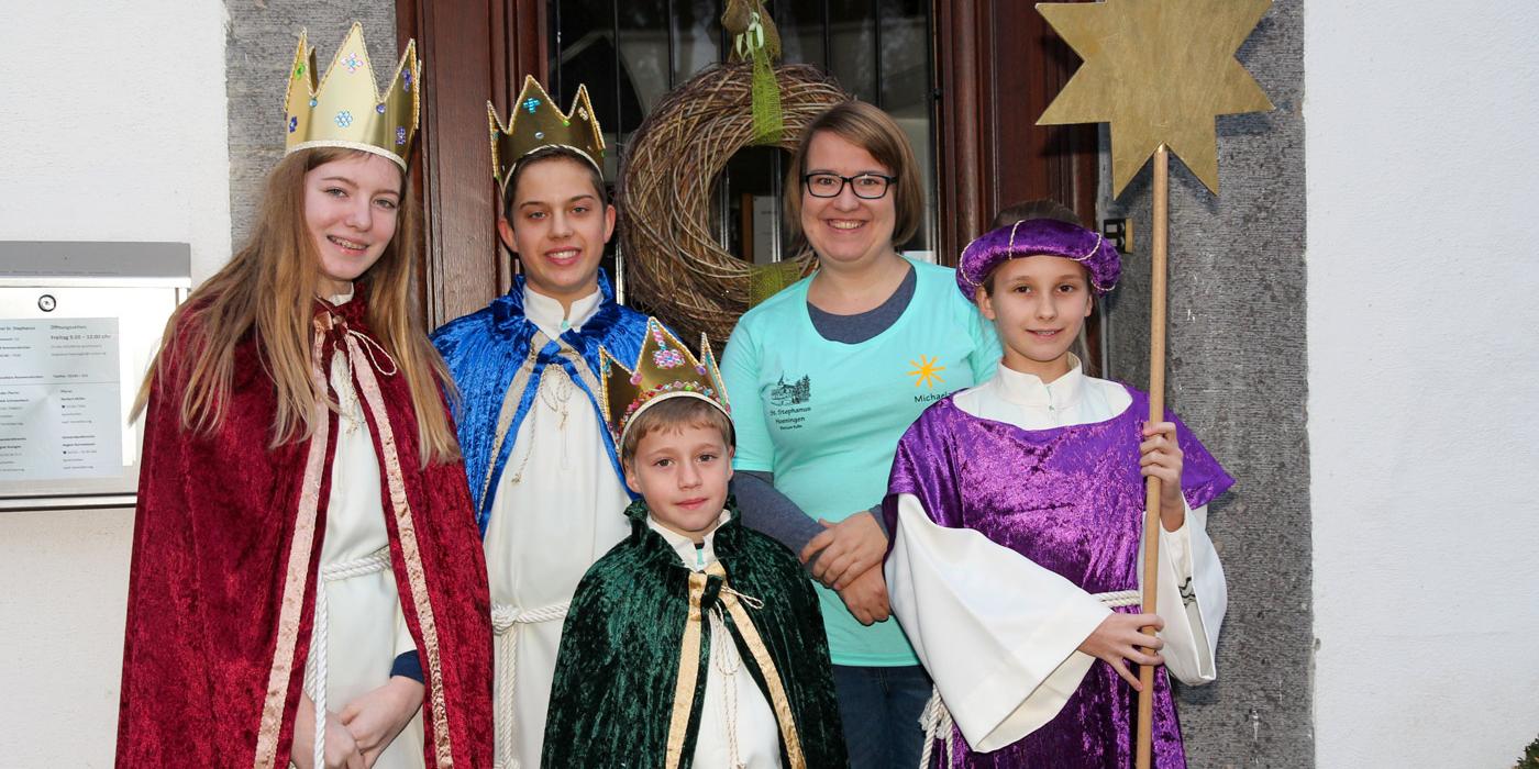 Sternsinger aus Hoeningen-Rommerskirchen. Lea Sophie R., Simon N., Jakob B., Betreuerin Michaela Spitzer-Rams und Leonie A.