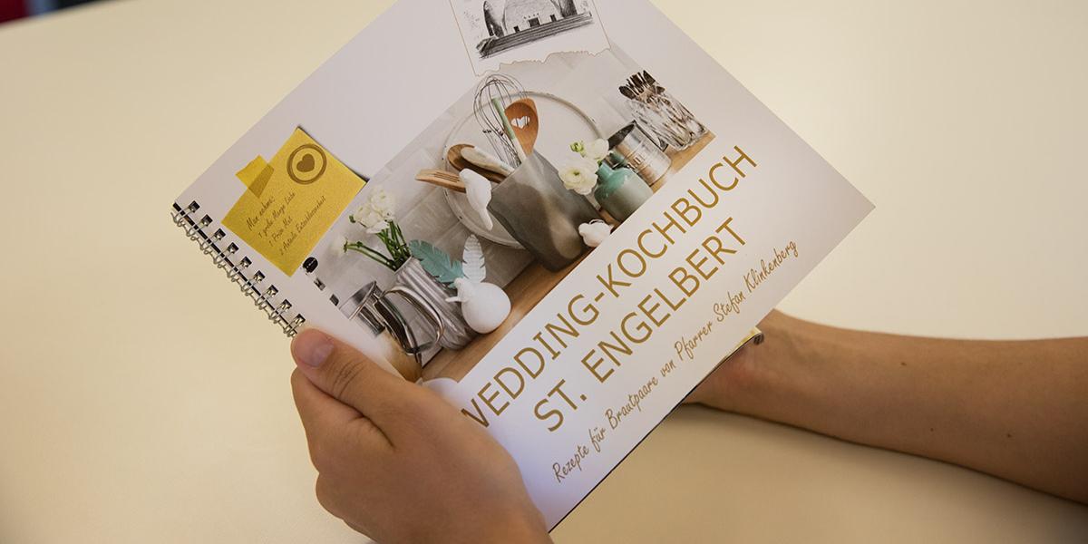 Eine Frau blättert im Wedding-Kochbuch