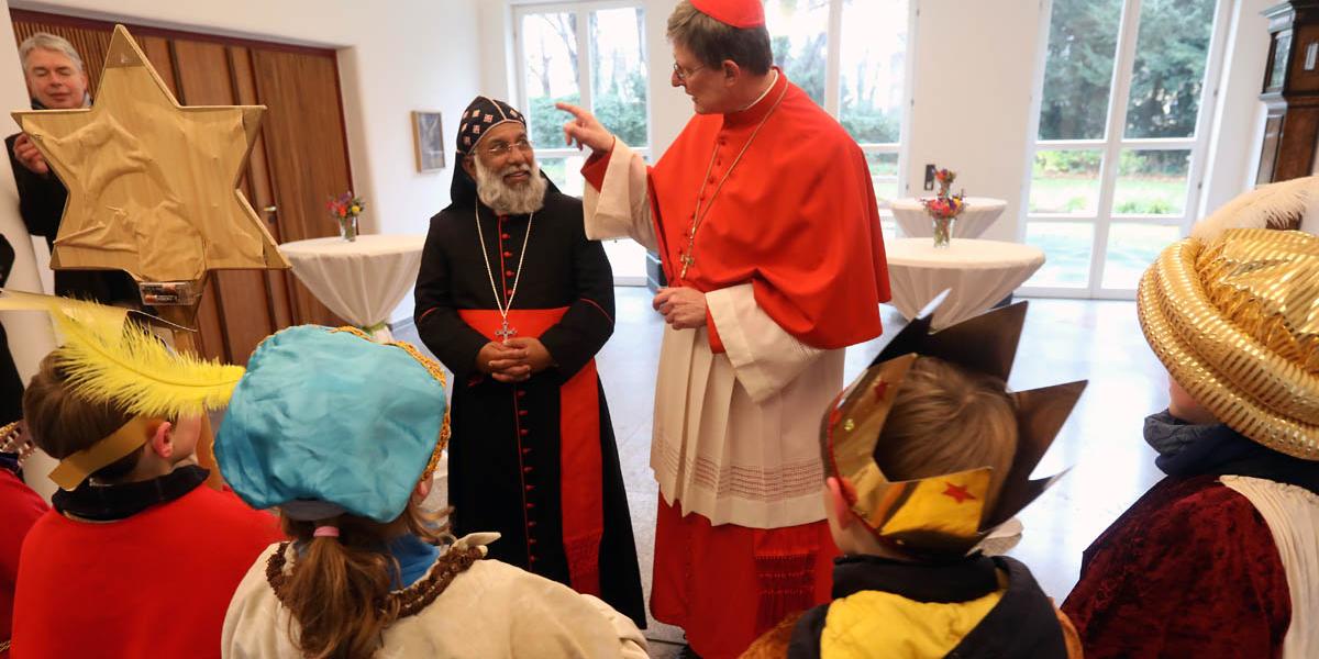 Kardinal Cleemis und Kardinal Woelki empfangen am 6. Januar eine Sternsinger-Gruppe im Erzbischöflichen Haus.