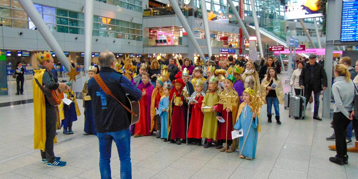 35 Kinder und 9 Begleiter brachten den Segen der Sternsinger erstmals auf den Flughafen Düsseldorf