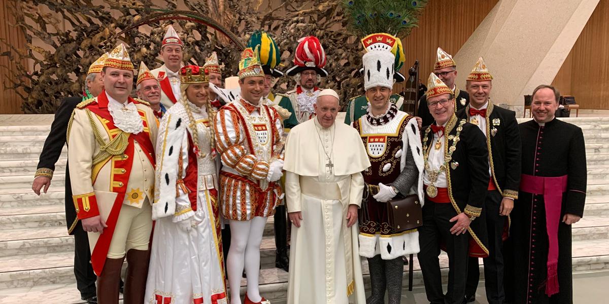 Papst Franziskus mit dem Kölner Dreigestirn und Mitgliedern des Kölner Festkomitees und Stadtdechant Msgr. Robert Kleine