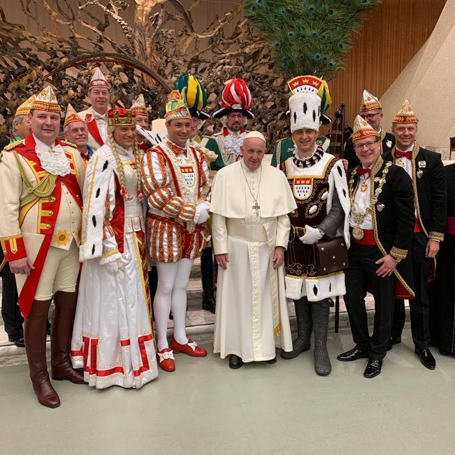 Papst Franziskus mit dem Kölner Dreigestirn und Mitgliedern des Kölner Festkomitees und Stadtdechant Msgr. Robert Kleine