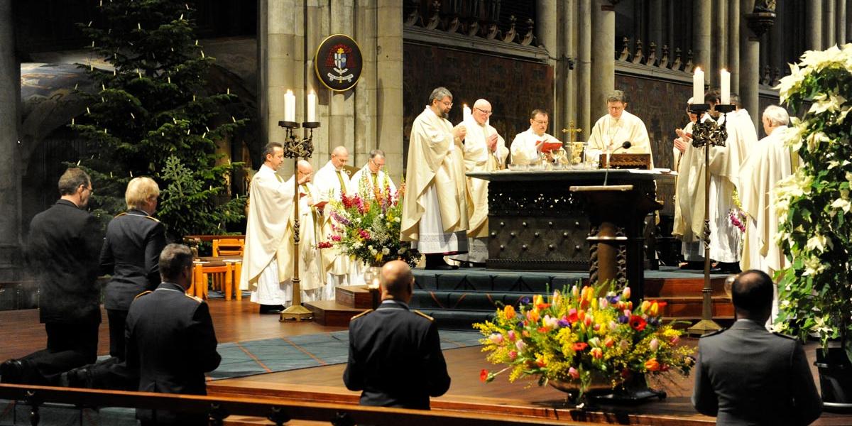 Soldaten übten die Aufgaben als Messdiener aus, am Altar ganz links konzelebriert der Erzbischof von Moskau, Paolo Pezzi.