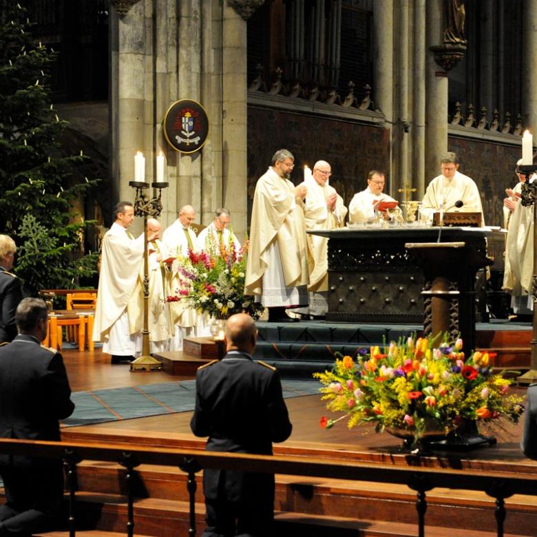 Soldaten übten die Aufgaben als Messdiener aus, am Altar ganz links konzelebriert der Erzbischof von Moskau, Paolo Pezzi.