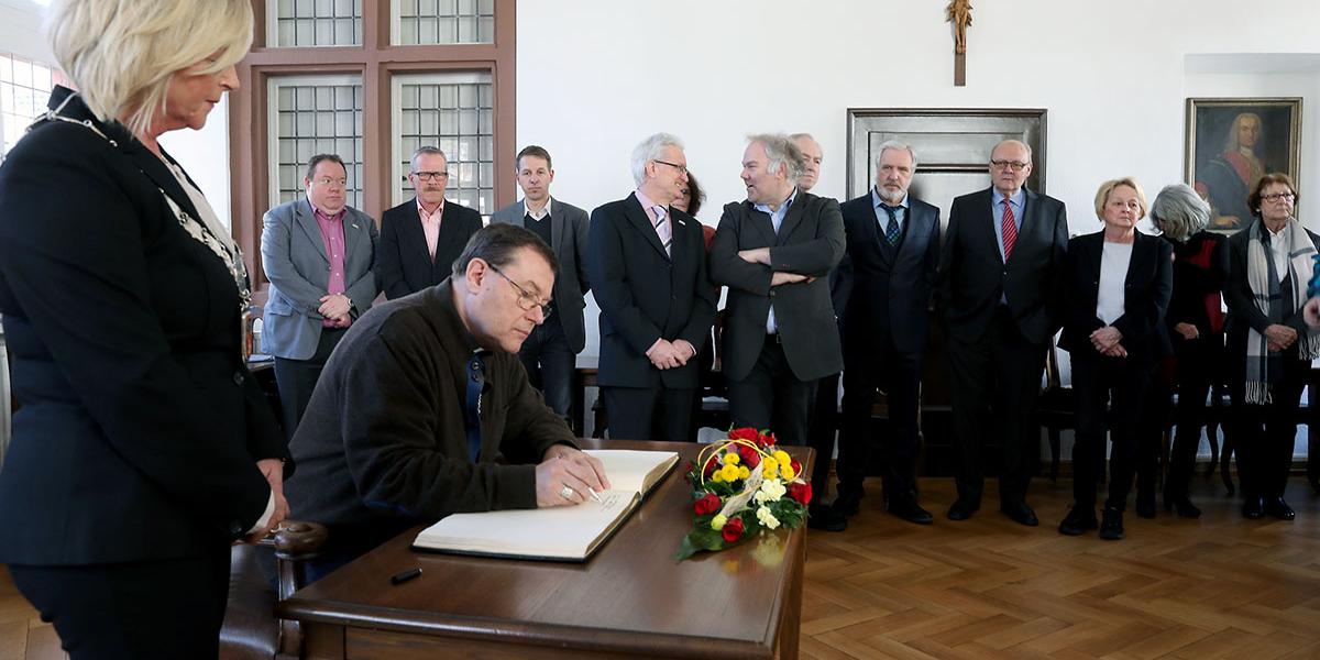 Eintrag ins Goldene Buch der Stadt Bad Münstereifel. Bürgermeister Sabine Preiser-Marian (links) begrüßte den Erzbischof von Moskau und die ihn begleitenden Priester in Anwesenheit der Fraktionsvorsitzenden der im Rat der Stadt vertretenen Parteien und lud Erzbischof Pezzi ein, sich inm Goldenen Buch der Stadt zu verwewigen.