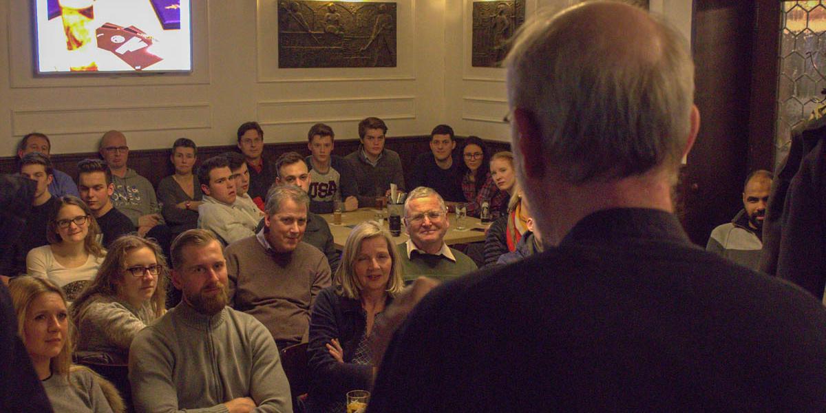 Weihbischof Ansgar Puff spricht bei 'Theologie vom Fass' im Kölner Brauhaus Sion über das Thema Glück.