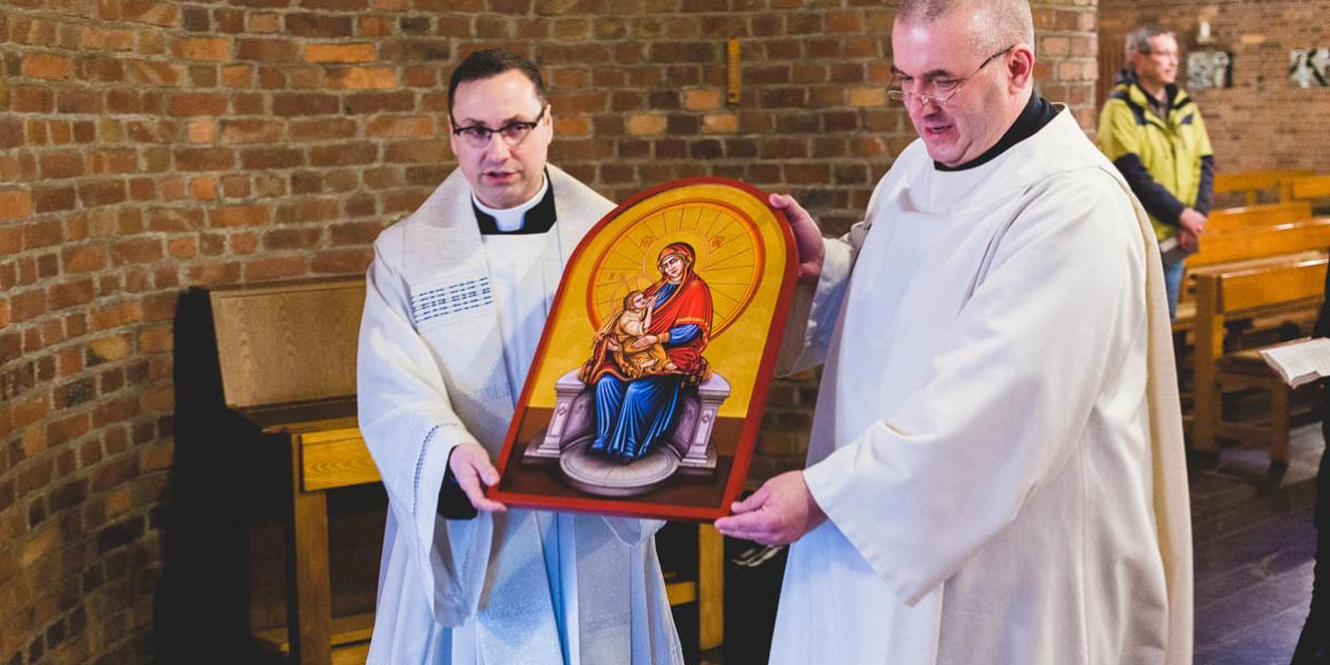 Pfarrer Dirk Baumhof und Pastoralreferent Dr. Werner Kleine tragen die Ikone der 'Madonna del Ghisello'