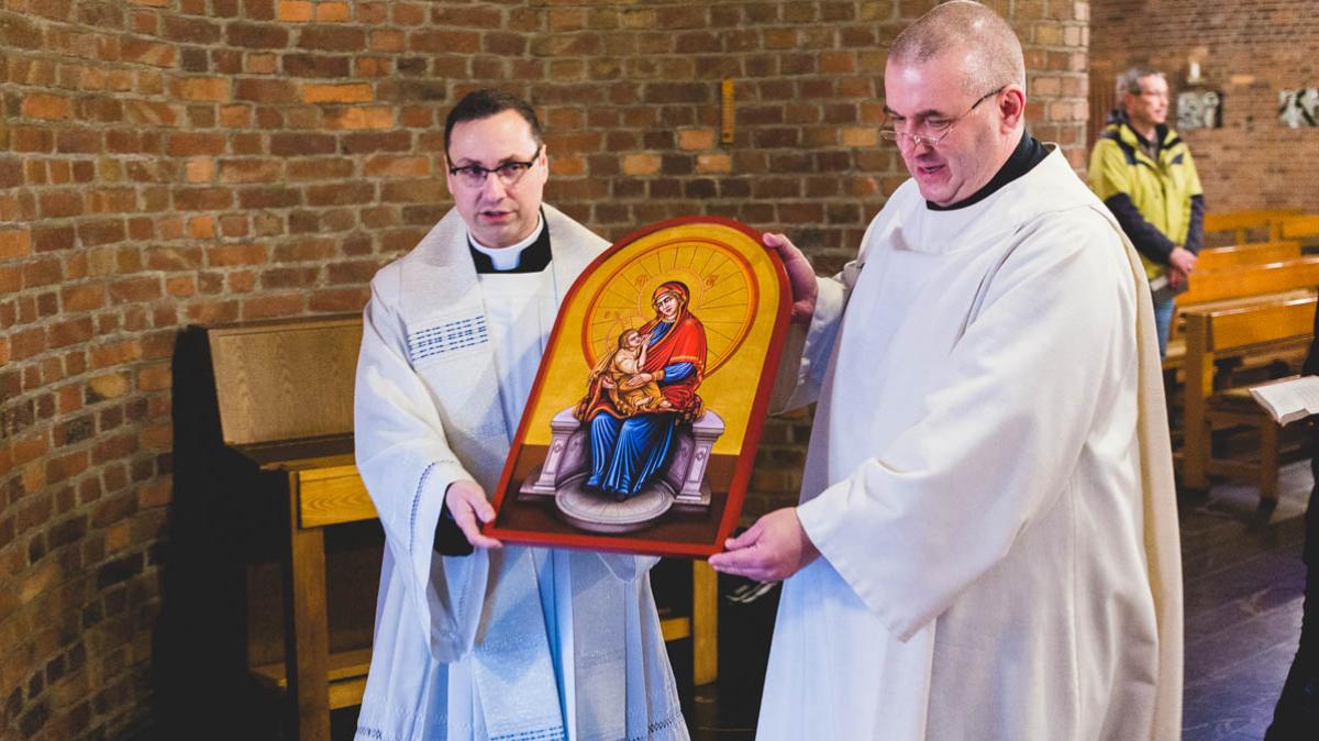 Pfarrer Dirk Baumhof und Pastoralreferent Dr. Werner Kleine tragen die Ikone der 'Madonna del Ghisello'