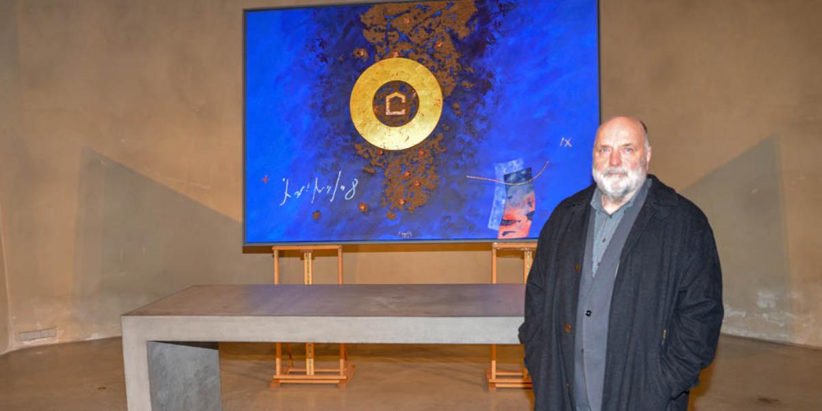 Künstler Uwe Appold mit dem Hungertuch in der Kunststation St. Peter in Köln