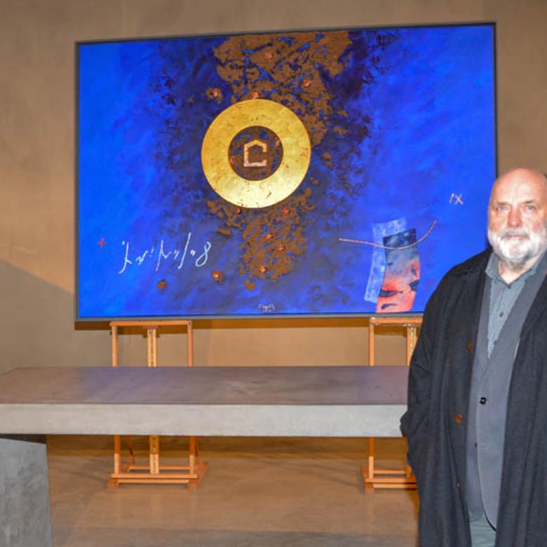 Künstler Uwe Appold mit dem Hungertuch in der Kunststation St. Peter in Köln