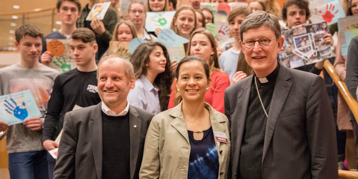 Pirmin Spiegel (l.), Kardinal Woelki (r.) und Daysi Rodriguez (Mitte) von der Caritas San Salvador. Sie leitet das Projekt „Mein Lebensplan“ für Jugendliche, das Misereor unterstützt.