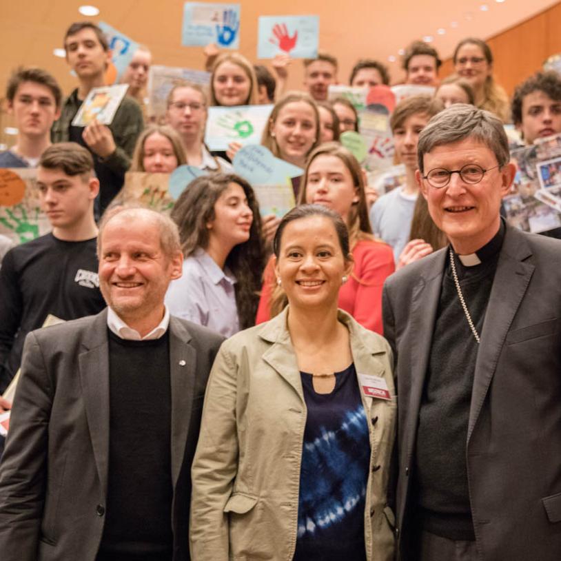 Pirmin Spiegel (l.), Kardinal Woelki (r.) und Daysi Rodriguez (Mitte) von der Caritas San Salvador. Sie leitet das Projekt „Mein Lebensplan“ für Jugendliche, das Misereor unterstützt.