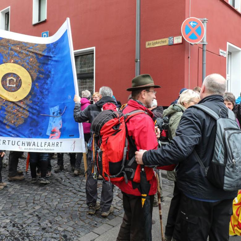 Die verschiedenen Pilgergruppen begrüßen sich vor der Stations-Andacht in der Kirche St. Maria in Lyskirchen