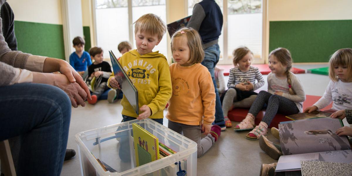 In der Medienbox finden die Kinder der Kita St. Norbert viele beliebte Kinderbücher.