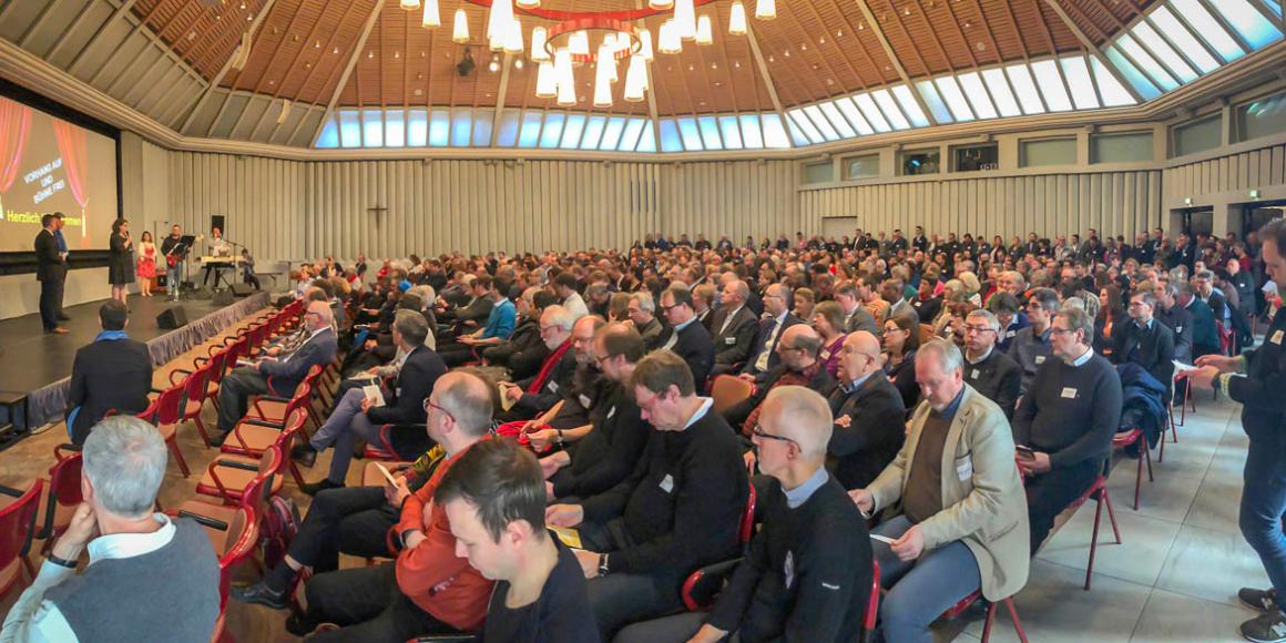 Der Einladung des Kölner Erzbischofs waren am Freitag mehr als 500 Priester, Diakone, Pastoral- und Gemeindereferenten ins Maternushaus gefolgt.