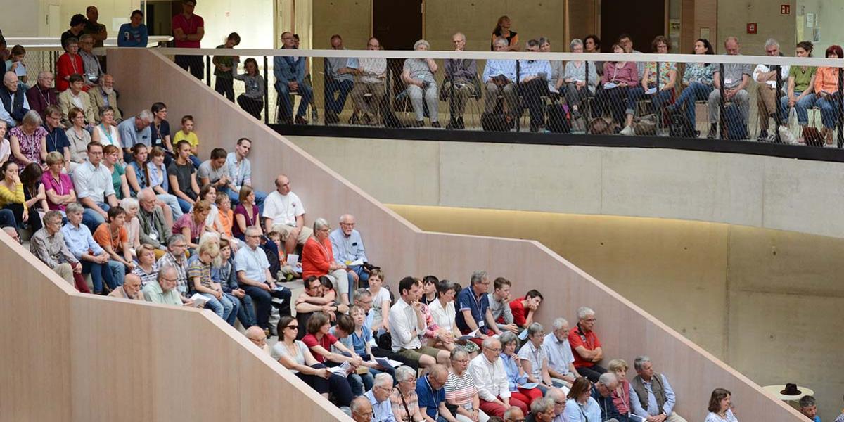 Volle Ränge bis sprichwörtlich unters Dach gibt es beim ND-Jubiläumskongress im Erzbischöflichen Berufskolleg an der Berrenrather Straße