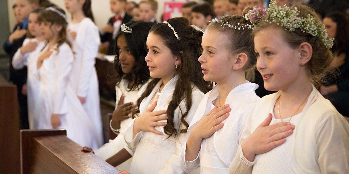 Kommunionkinder während der Feier der Erstkommunion in der Kirche St. Pankratius in Köln-Worringen