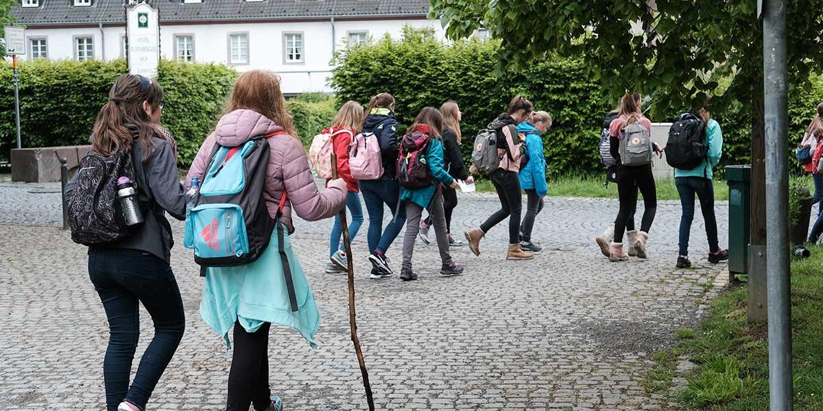 Eine Schülergruppe erreicht nach dem Pilgergang Altenberg